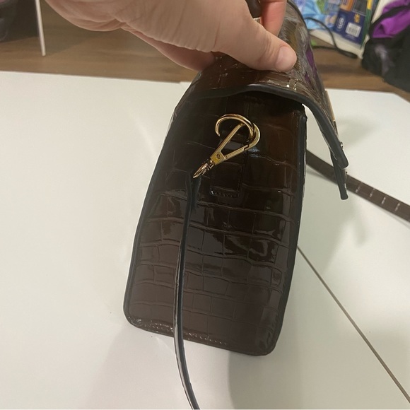 Brown faux crocodile crossbody handbag - Picture 4 of 8
